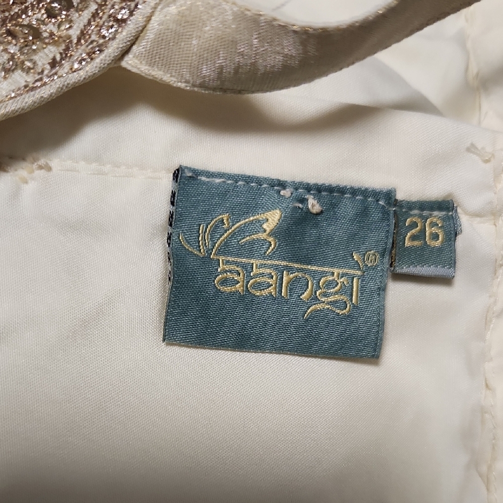 3 Tops with Textured Details - Picture 7 of 7